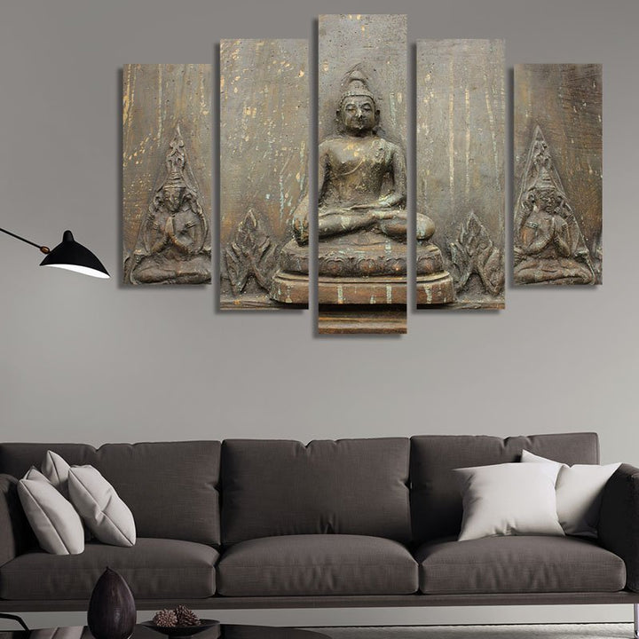 Buda u meditativnom položaju među zlatnim odsjajima i mirom - zidni ukras na čvrstoj podlozi