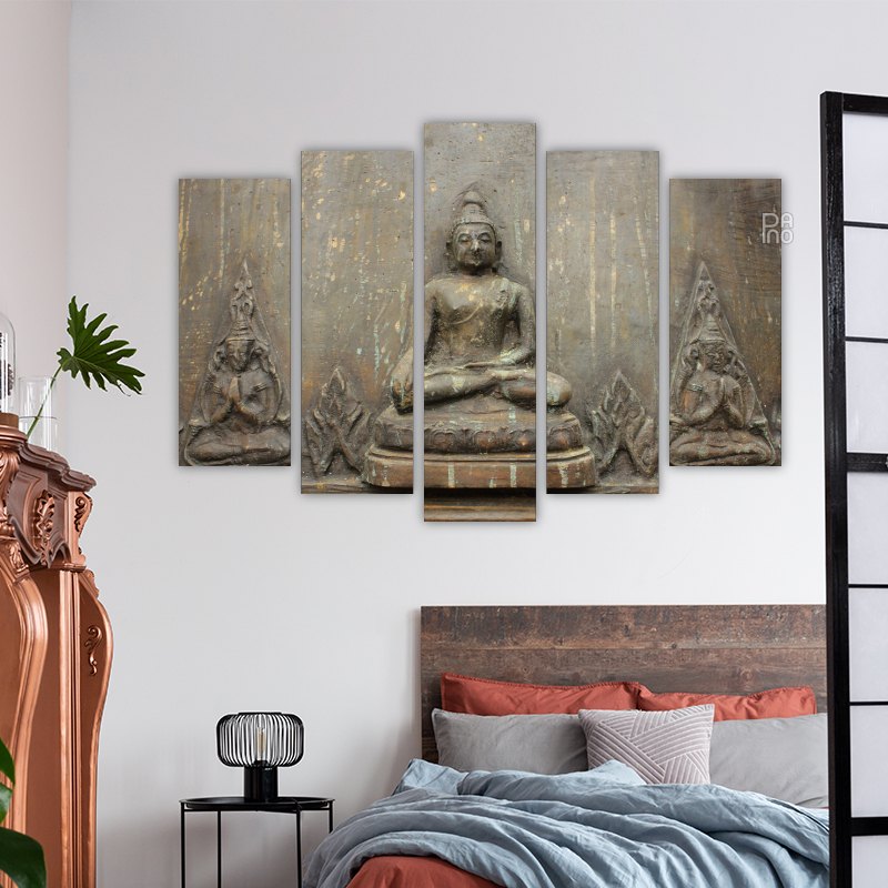 Buda u meditativnom položaju među zlatnim odsjajima i mirom - zidni ukras na čvrstoj podlozi
