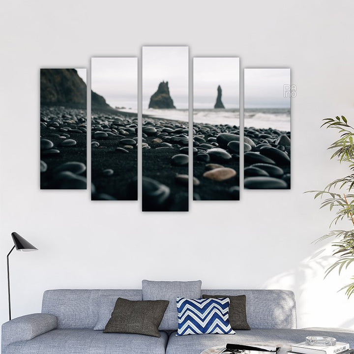 Felsen an einem schwarzen Strand