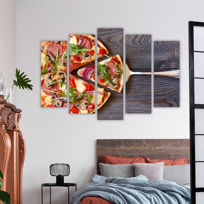 Szelet pizza aranybarna széllel és olvadt mozzarella sajttal, hangulatos összeállításban stílusos konyhába – falidísz kemény alapra