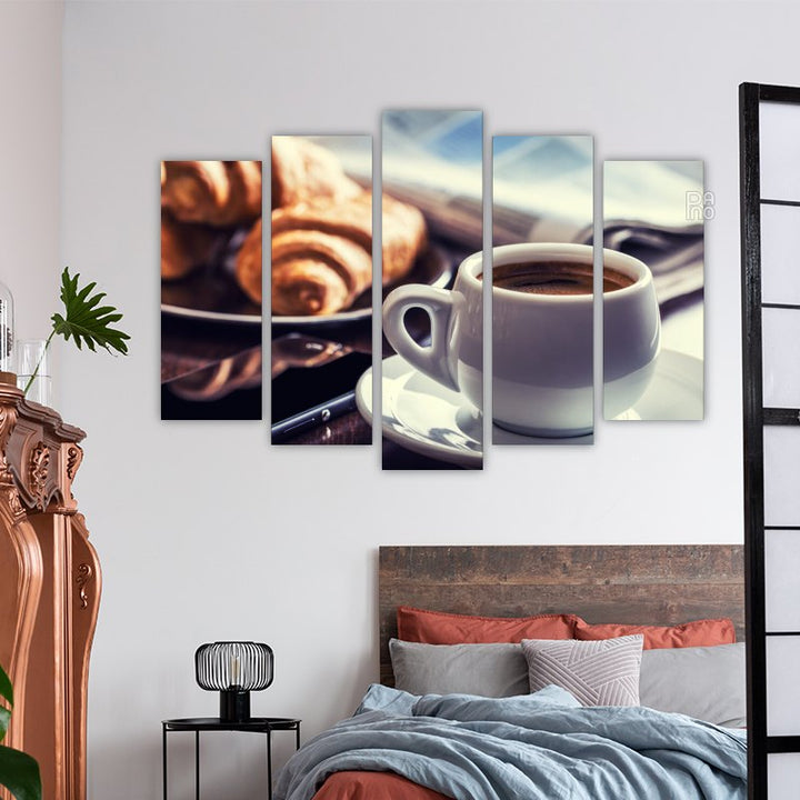 Kávé és croissant az asztalon egy meghitt kávézóban, gőzzel és reggeli fénnyel – faldekoráció kemény alapra