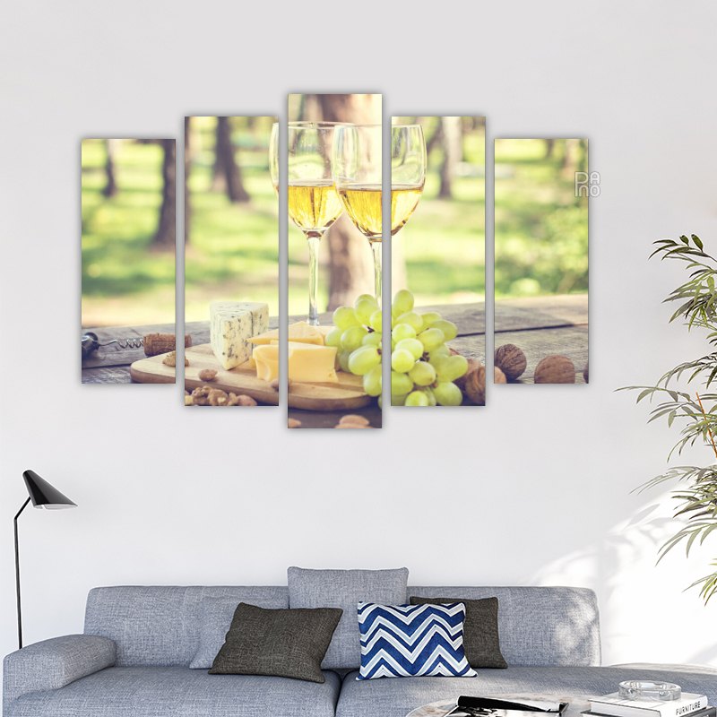 White wine and grapes