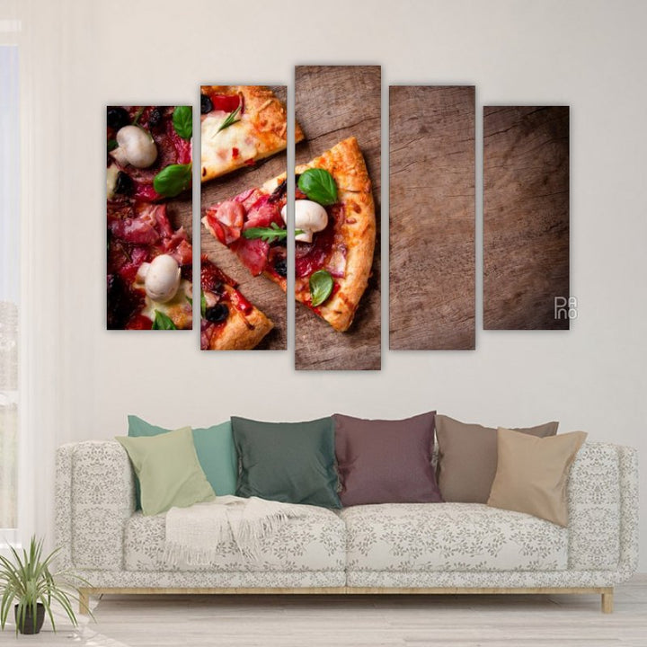 Olasz pizza illatos kerek tésztával és gazdag töltelékkel paradicsomból, mozzarellából és bazsalikomból – falidísz kemény alapra