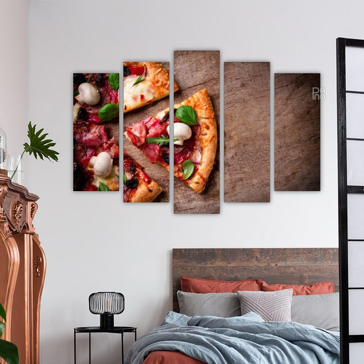 Olasz pizza illatos kerek tésztával és gazdag töltelékkel paradicsomból, mozzarellából és bazsalikomból – falidísz kemény alapra