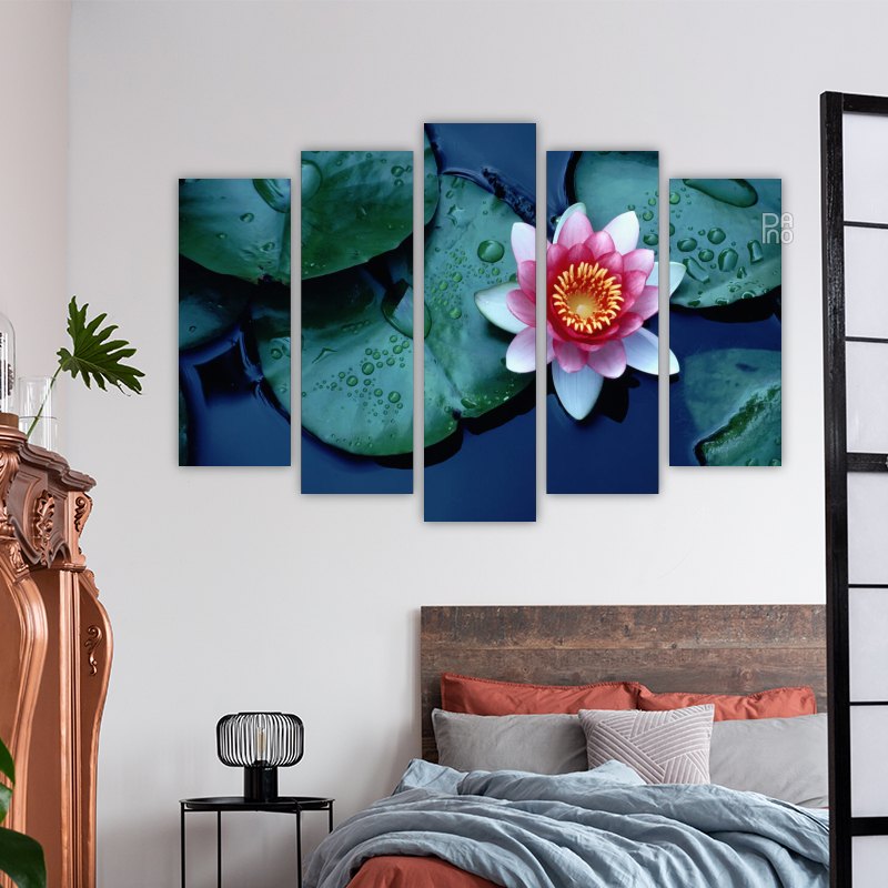 Lotus na mirnoj vodi s nježnim ružičasto-ljubičastim nijansama - zidna ukrasna ploča na čvrstoj podlozi