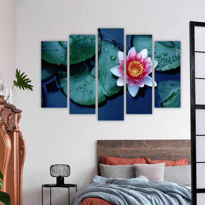 Lotus na mirnoj vodi s nježnim ružičasto-ljubičastim nijansama - zidna ukrasna ploča na čvrstoj podlozi