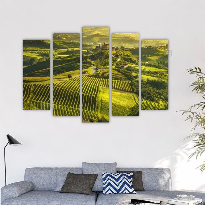 Langhe krajolik pri zalasku sunca nad brežuljcima i vinogradima u mekom zlatnom svjetlu - zidna dekoracija na čvrstoj podlozi