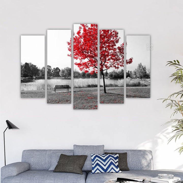 Roter Baum vor schwarz-weißem Hintergrund