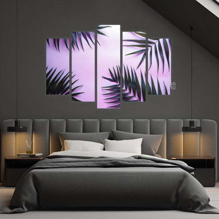Frunze de palmier pe fundal violet