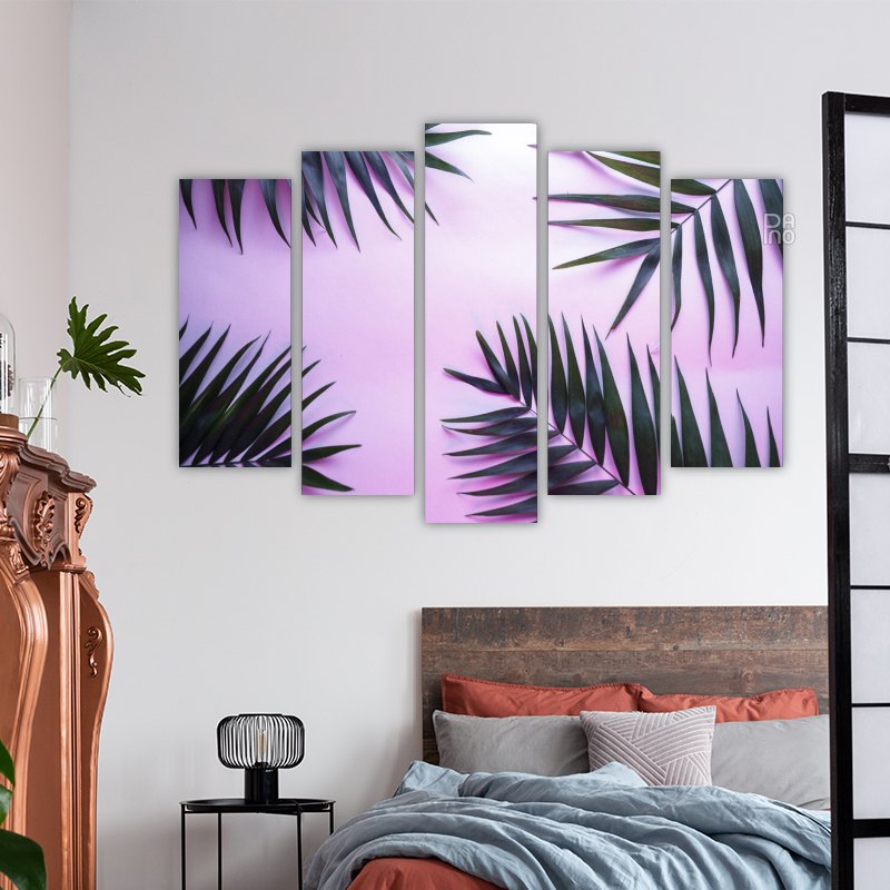 Frunze de palmier pe fundal violet