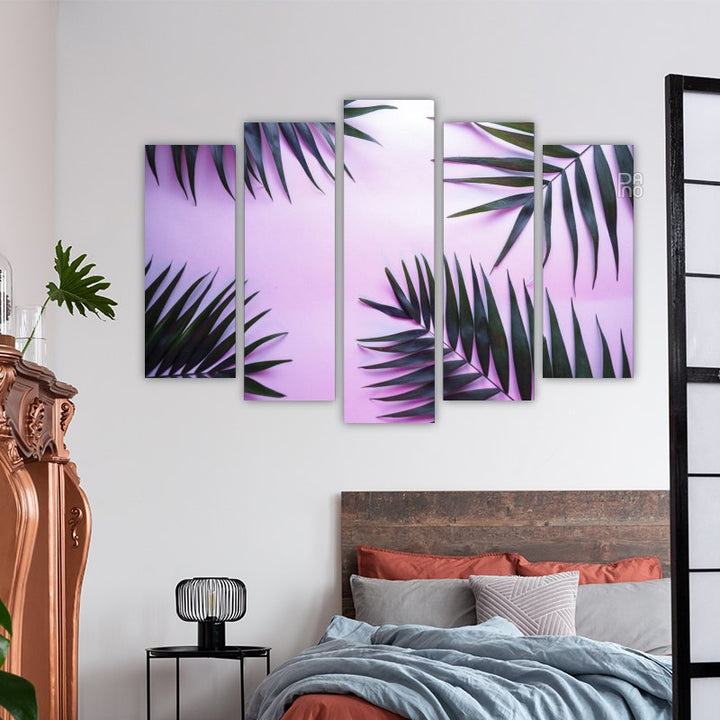 Frunze de palmier pe fundal violet