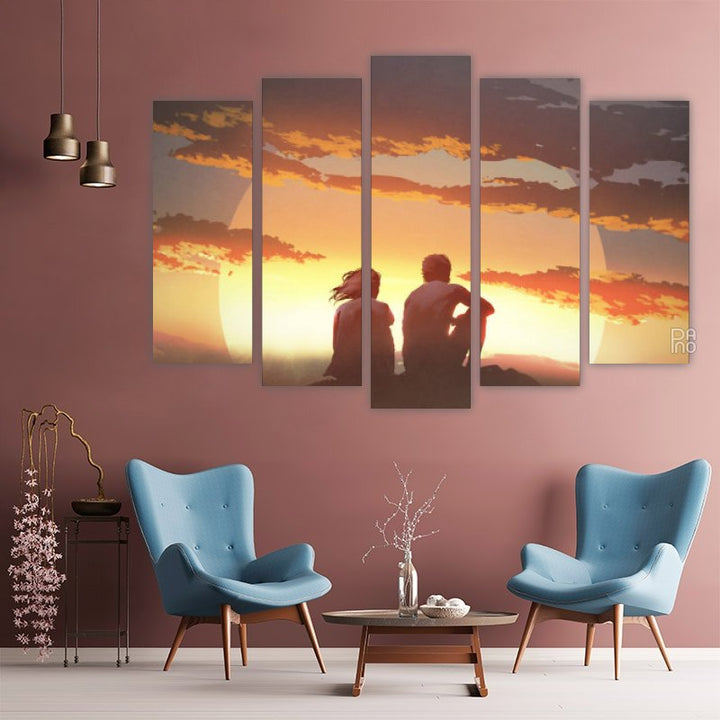 Silhouette eines jungen Paares bei Sonnenuntergang