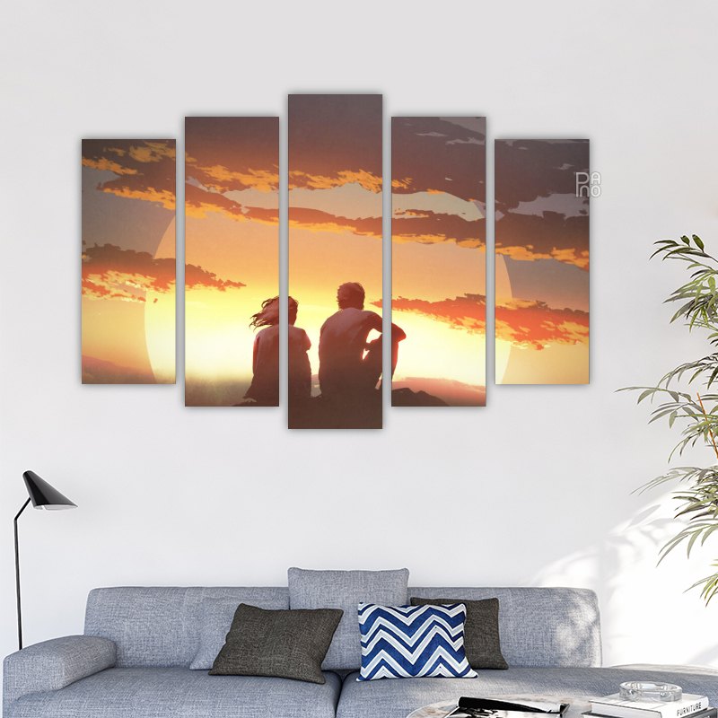 Silhouette eines jungen Paares bei Sonnenuntergang