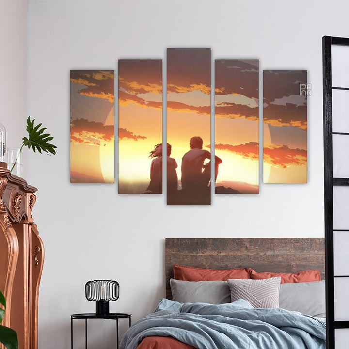 Silhouette eines jungen Paares bei Sonnenuntergang