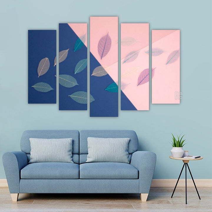 Blaue und rosa Blumen mit Dekoration