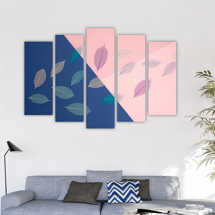 Blaue und rosa Blumen mit Dekoration