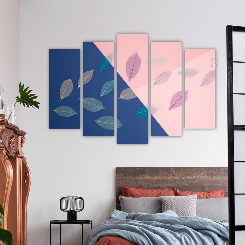 Blaue und rosa Blumen mit Dekoration