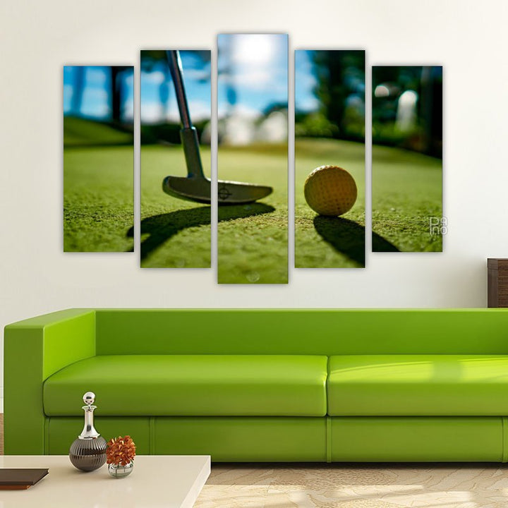 Mini golfpálya élénk lyukakkal és zöld pályával otthoni szórakozáshoz – kemény alapú falidísz