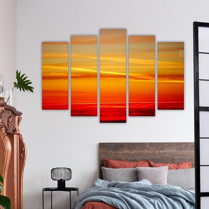 Tüzes égbolt a tenger horizontja felett naplementekor, narancssárgára és aranyszínűre festve – kemény alapú falidísz