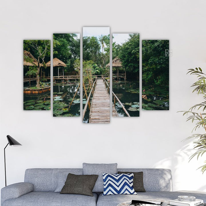 Drveni most s vodene ljiljane - ukras za zid na čvrstoj podlozi