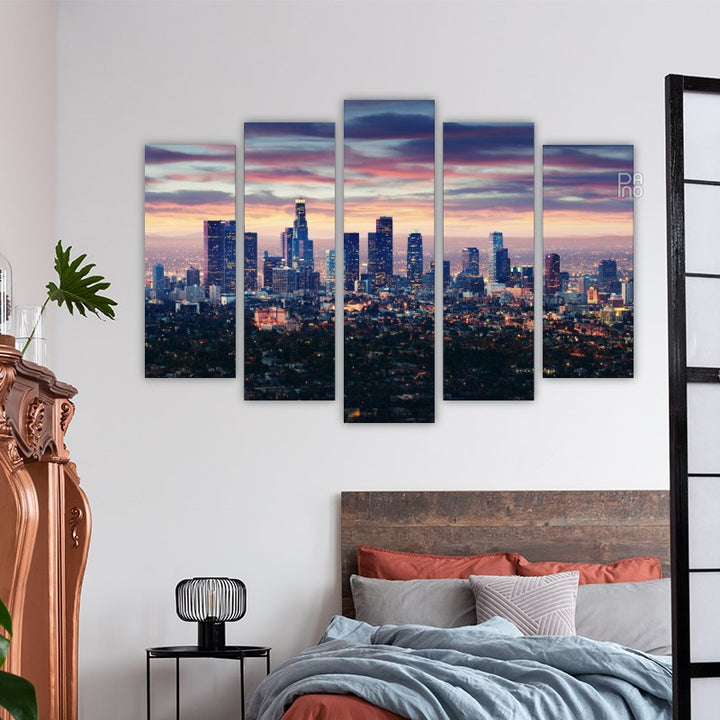 Los Angeles noću gradska svjetla i neboderi na horizontu - ukras za zid na tvrdoj podlozi