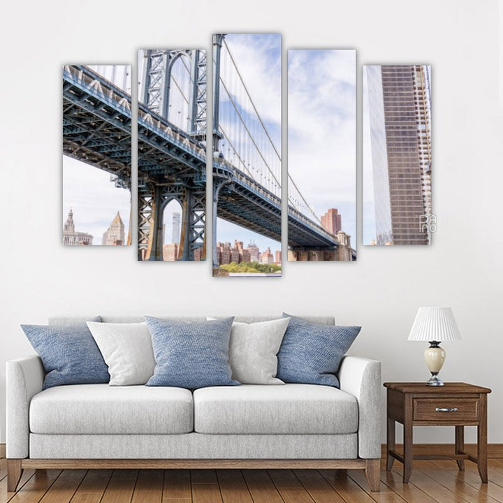 Brooklyn most i Manhattan u baršunastom večernjem svjetlu iznad Newyorškog zaljeva i prigušena gradska tišina - zidna dekoracija na čvrstoj podlozi