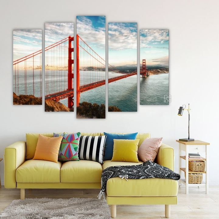 Most Zlatna vrata u San Franciscu pri zalasku sunca nad oceanom i plavim nebom - ukras za zid na tvrdoj podlozi