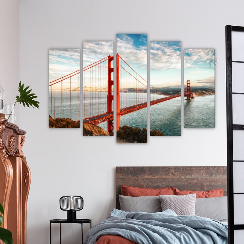 Most Zlatna vrata u San Franciscu pri zalasku sunca nad oceanom i plavim nebom - ukras za zid na tvrdoj podlozi