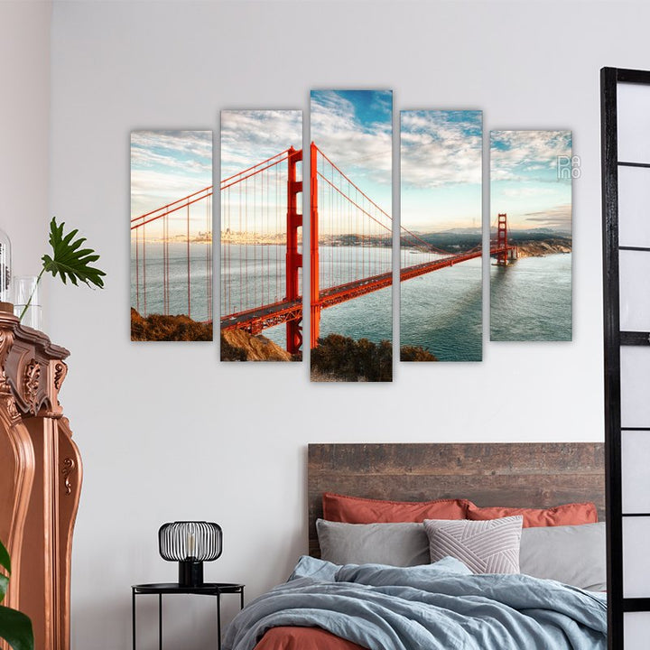 Most Zlatna vrata u San Franciscu pri zalasku sunca nad oceanom i plavim nebom - ukras za zid na tvrdoj podlozi