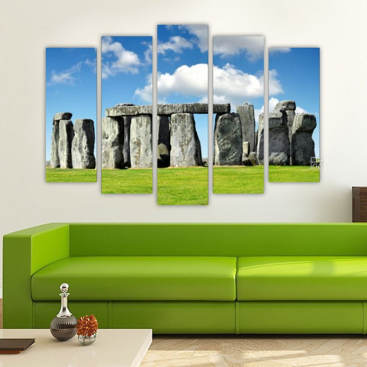 Stonehenge tájkép ősi kövekkel és titokzatos éggel kőalapon – falidísz szilárd alapzaton