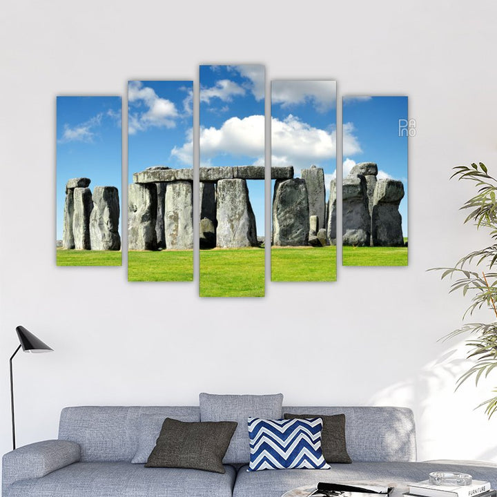 Stonehenge tájkép ősi kövekkel és titokzatos éggel kőalapon – falidísz szilárd alapzaton