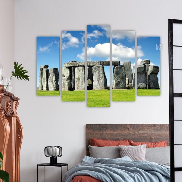 Stonehenge tájkép ősi kövekkel és titokzatos éggel kőalapon – falidísz szilárd alapzaton