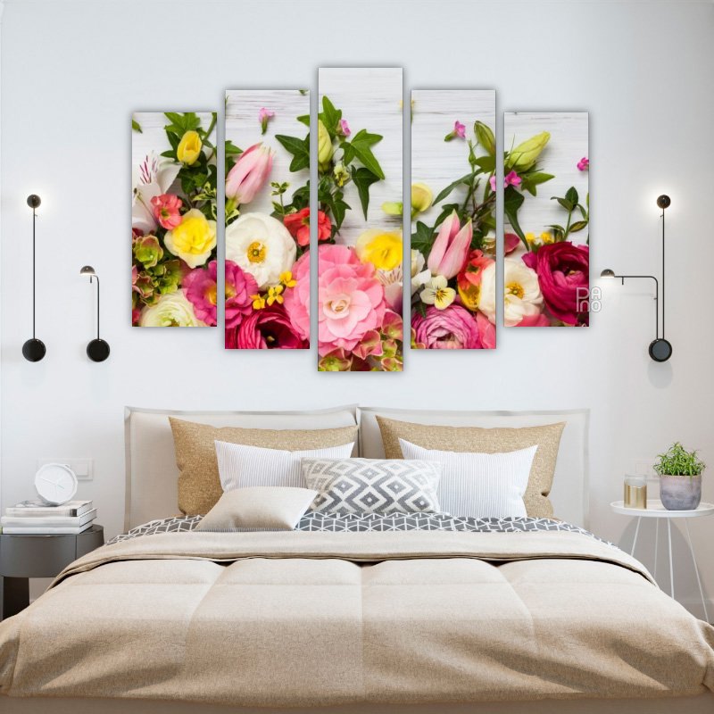 Bunte Blumen auf weißen Brettern