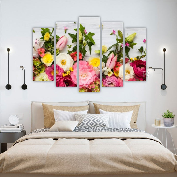 Bunte Blumen auf weißen Brettern