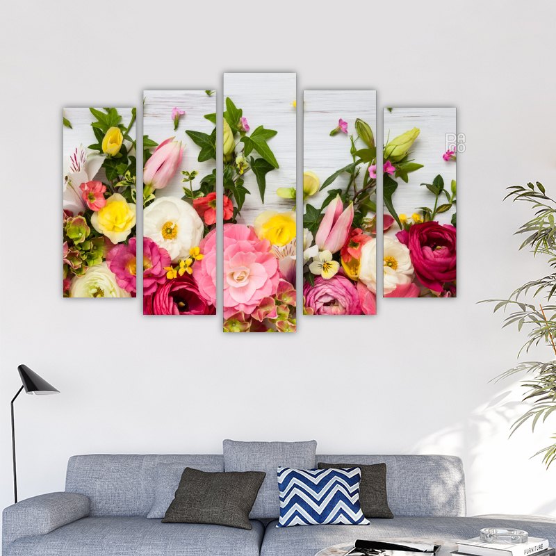 Bunte Blumen auf weißen Brettern