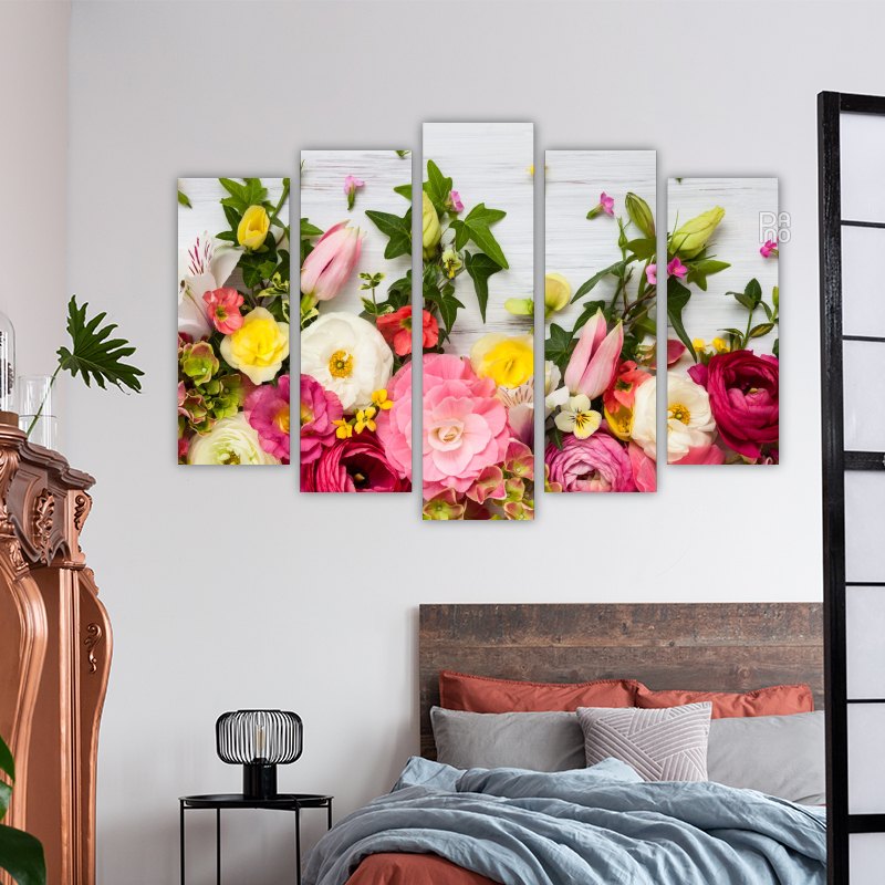 Bunte Blumen auf weißen Brettern