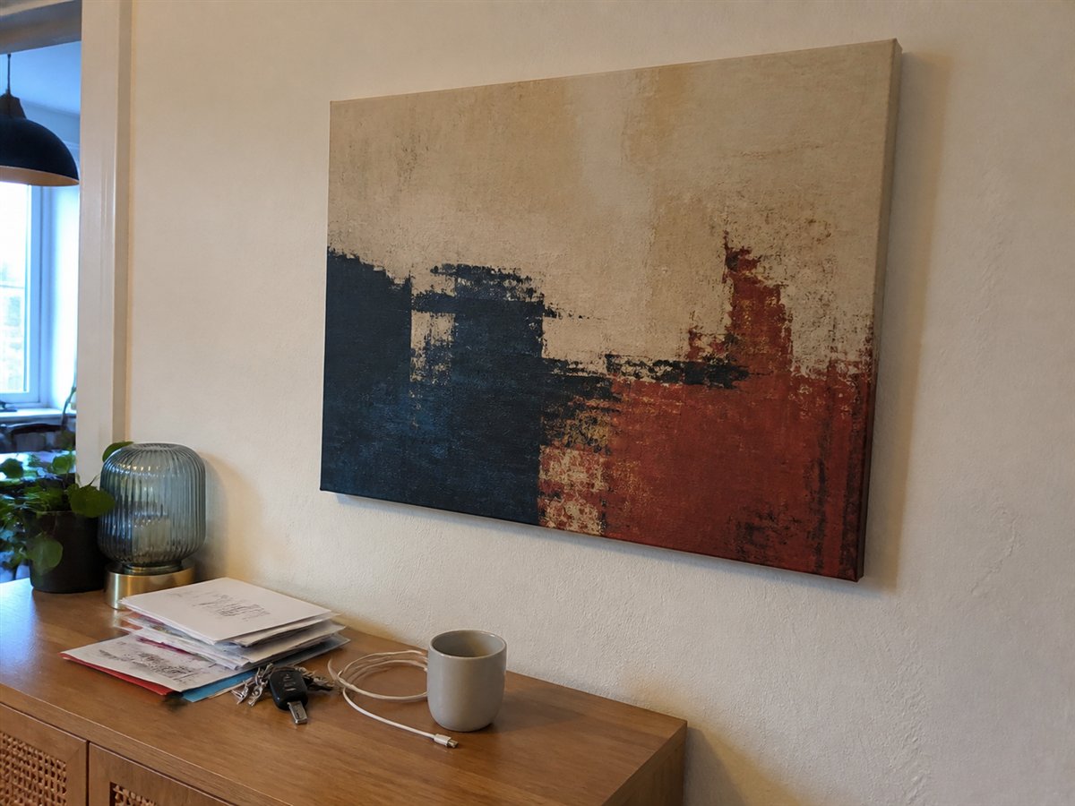 Illustrativt kundebillede af et opspændt lærred i et hjem